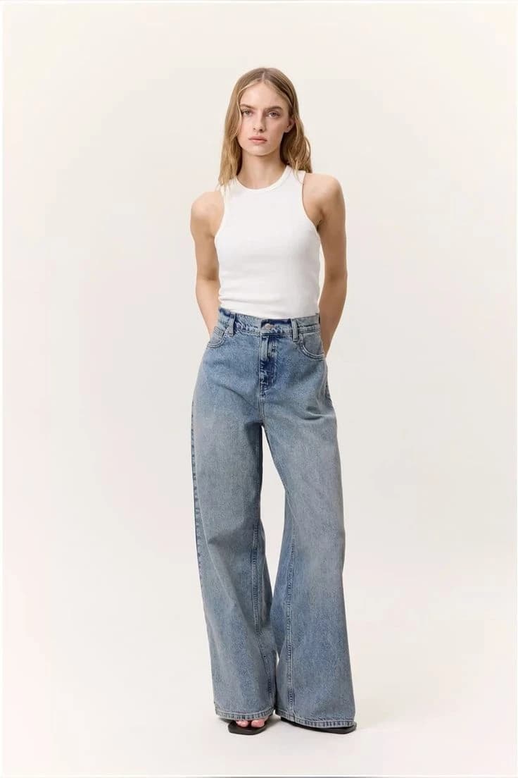 Front shot - Full - The Hidden-Hand Contrapposto
