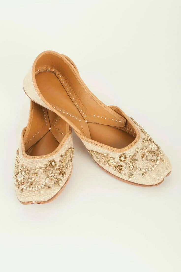 White embroidery jutti