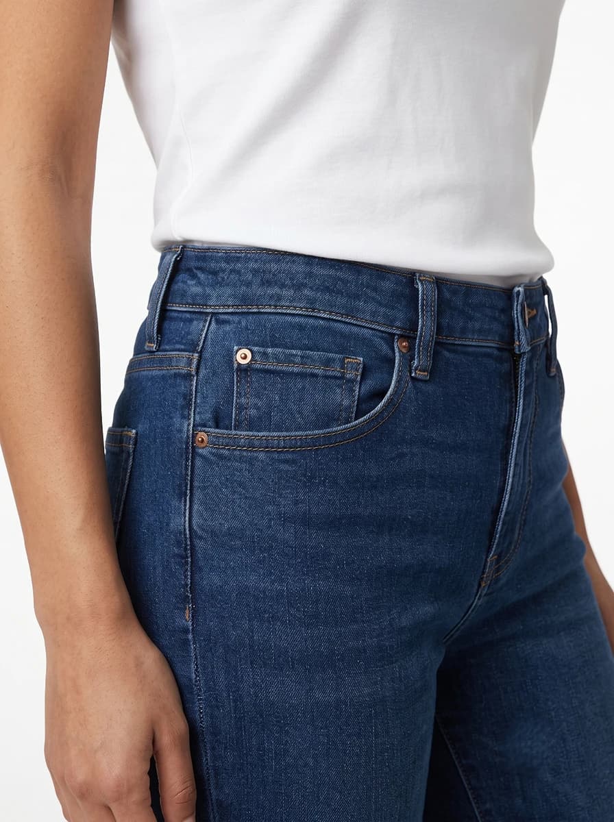 Side closeup shot - 1\4th body - Focusing on the waist of the pant